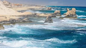 اضطراب الملاحة البحرية على شواطئ 8 مدن بالسواحل الشمالية والغربية بسبب سوء الأحوال الجوية